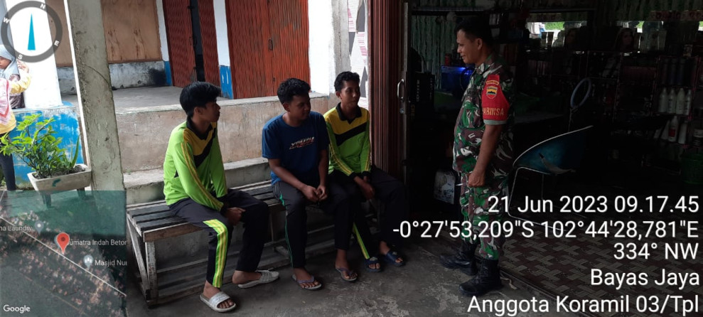 Babinsa 03/Tpl Serma Damrianto Sambangi Pemuda Lakukan Komsos