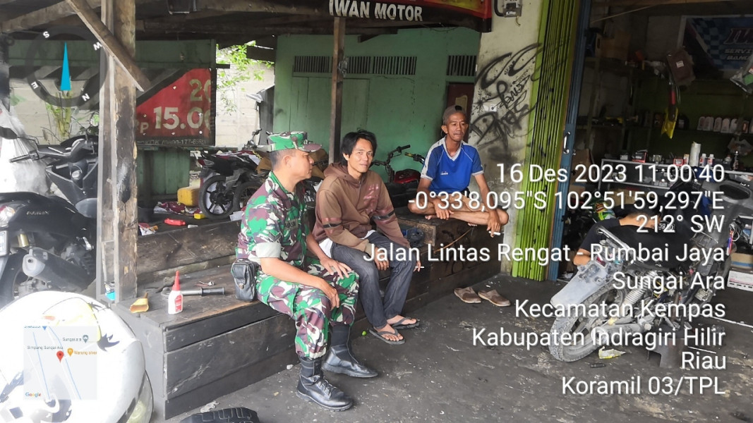Sambil Bincang Santai, Babinsa 03/Tpl Komsos Dengan Mekanik Bengkel Sepeda Motor