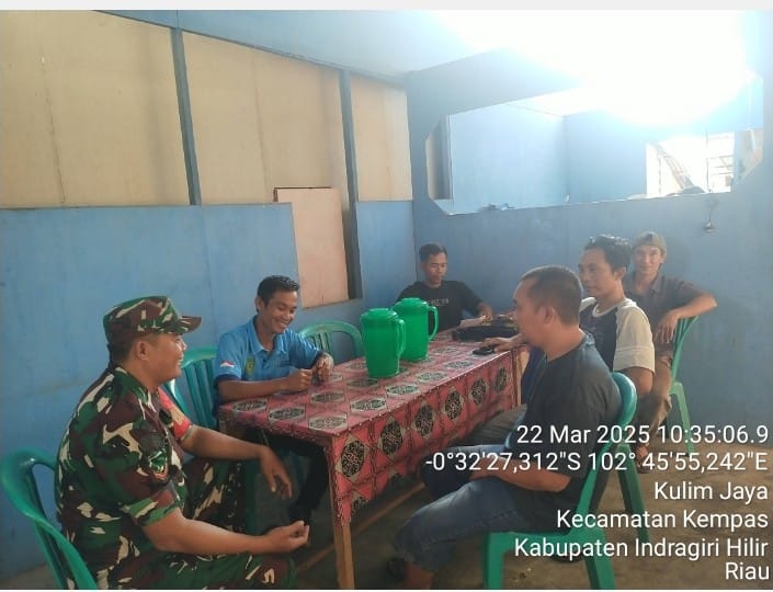 Bulan Puasa Tak Hilangkan Semangat Babinsa Koramil 03/Tpl Lakukan Patroli Keliling Desa Sembari Komsos Dengan Warga Binaan