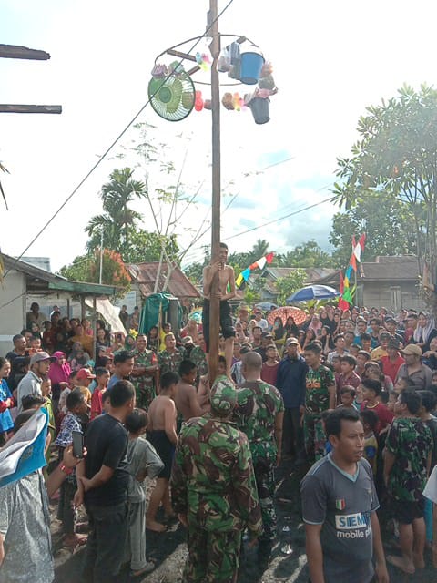 Antusiasme Masyarakat Ikut Lomba Panjat Pinang di Kampung Pancasila Koramil 03/Tempuling