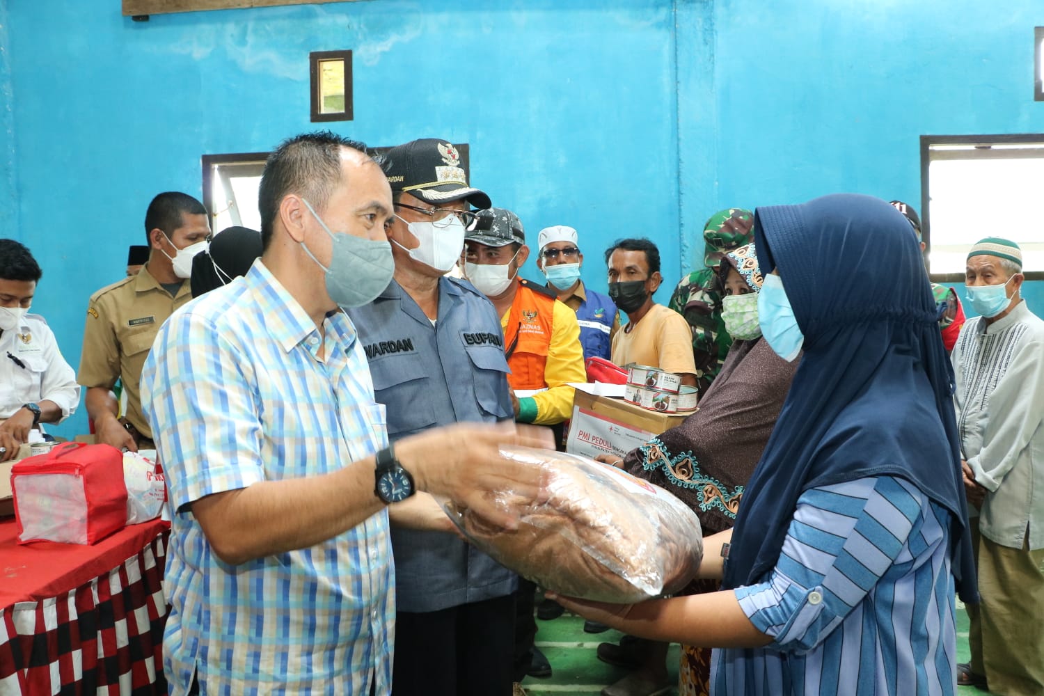 Bersama Bupati, Ketua DPRD Inhil Tinjau dan Berikan Bantuan untuk Korban Longsor di Tanjung Baru