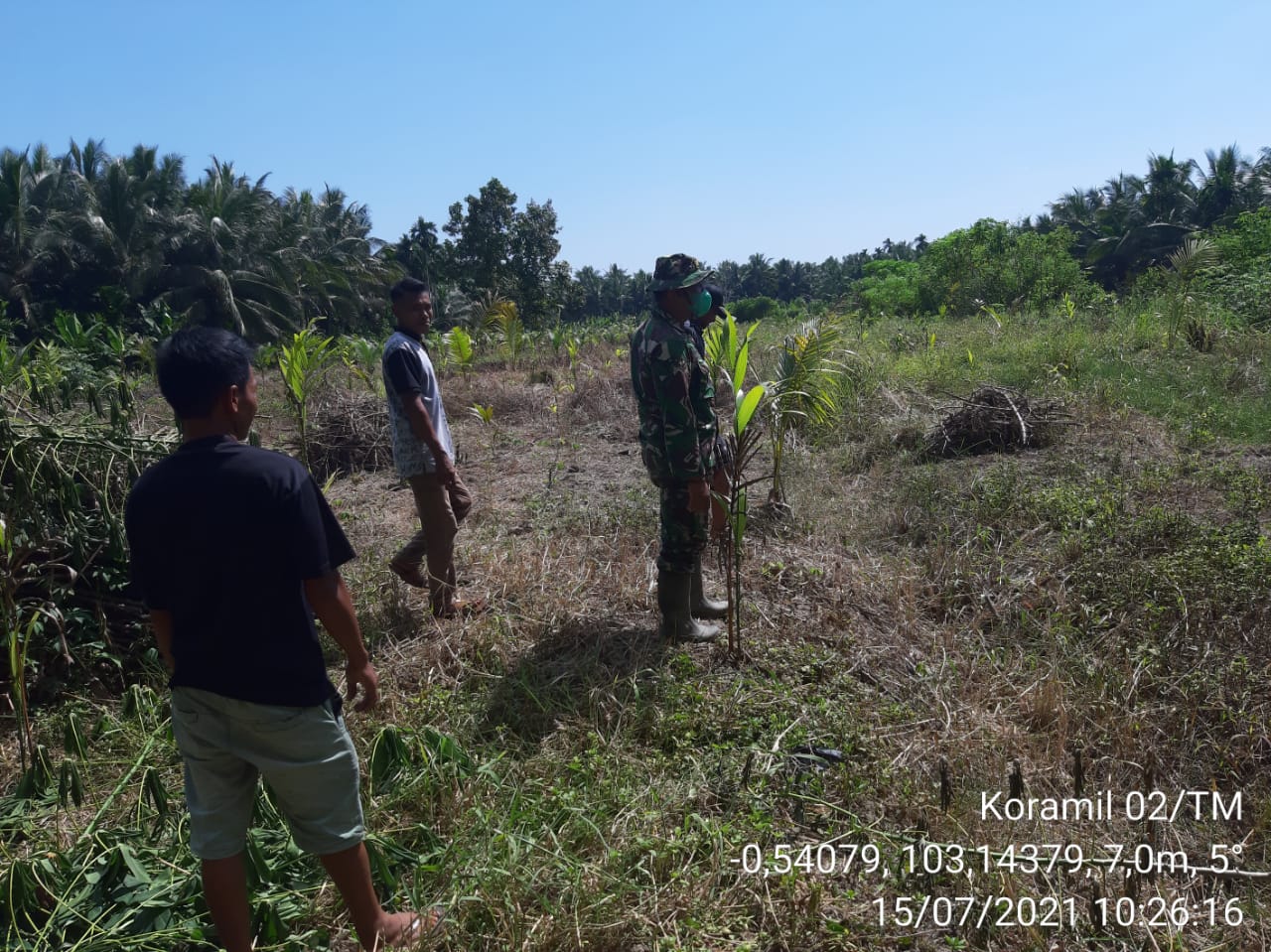 Babinsa 02/Tanah Merah Intens Lakukan Patroli Karhutla di Pusaran Enok