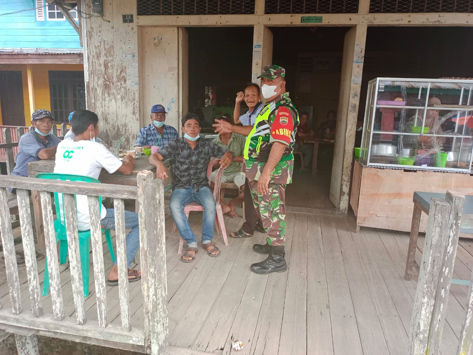 Babinsa Koramil 04/Kuindra Rutin Melalukan Penegakan Protokol Kesehatan di Desa Binaan