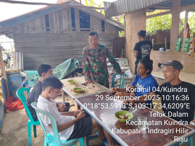 Babinsa Koramil 04/Kdr Meningkatkan Kesadaran Masyarakat akan Pentingnya Taat Hukum