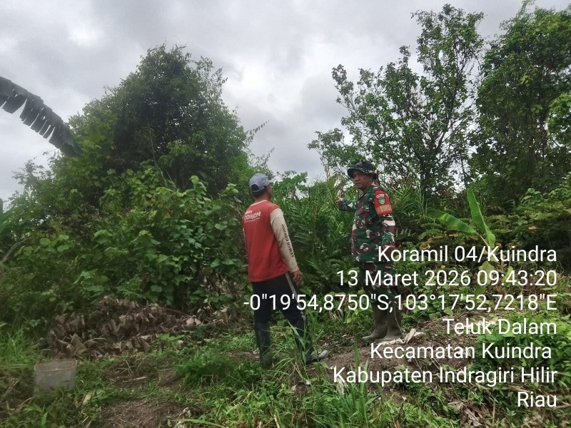 Intens Cegah Karhutla, Babinsa Koramil 04/Kuindra Laksanakan Patroli Tapal Batas di Desa Teluk Dalam