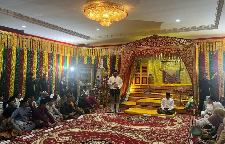 Pemimpin Baru Inhu Dikenalkan Lewat Upacara Adat Tepuk Tepung Tawar di Rumah Dinas