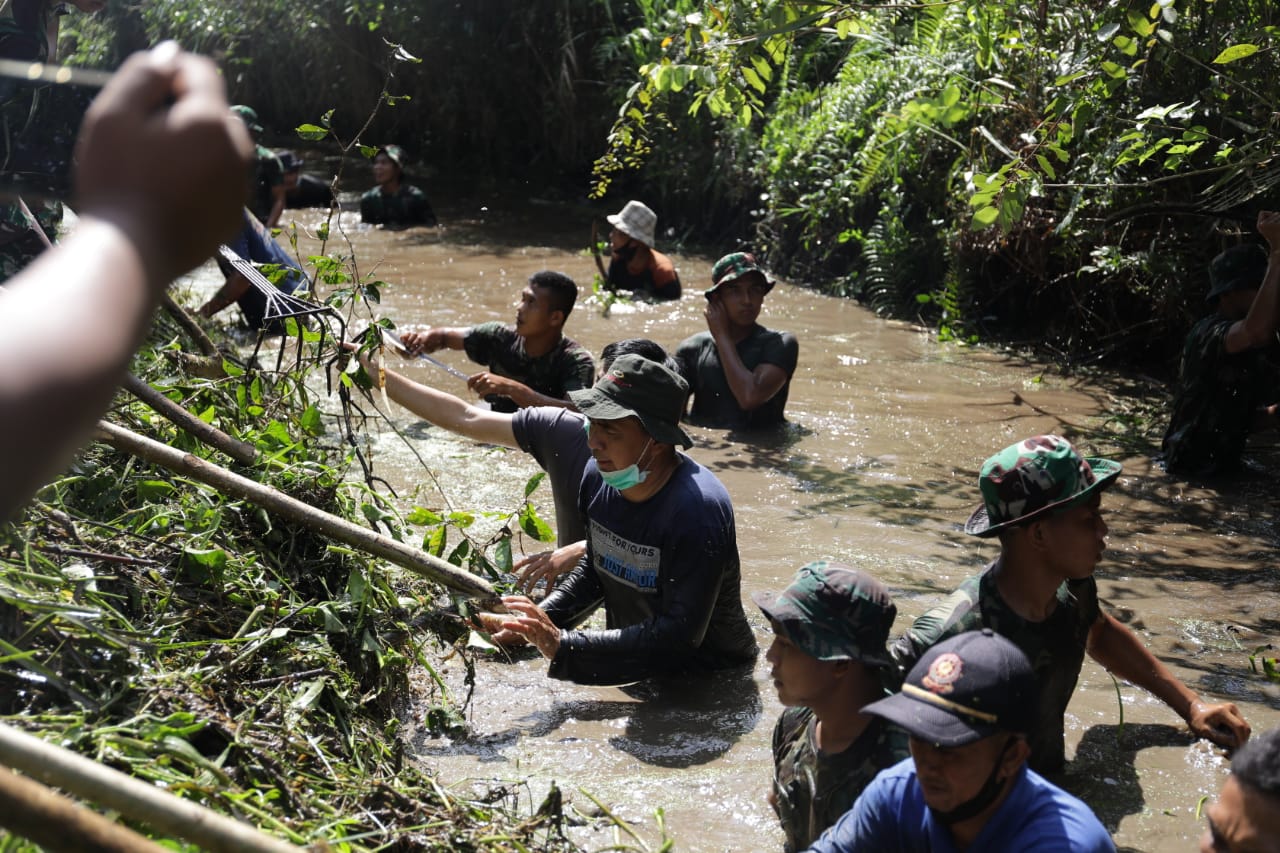 SALUT...! Kurangi Dampak Banjir, Ketua DPRD Inhil Terjun Langsung Membersihkan Anak Sungai