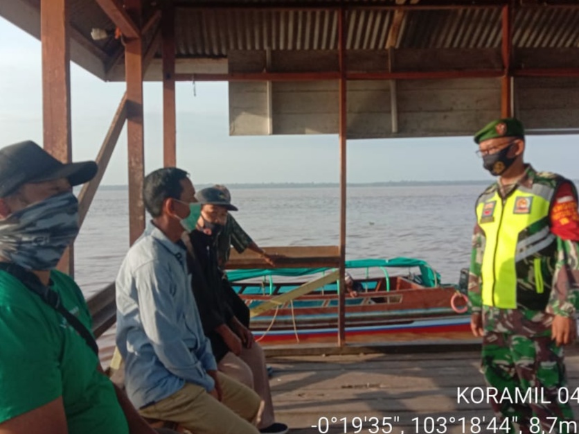 Koramil 04/Kuindra Terus Lakukan Penegakan Protkes di Pelabuhan Sapat