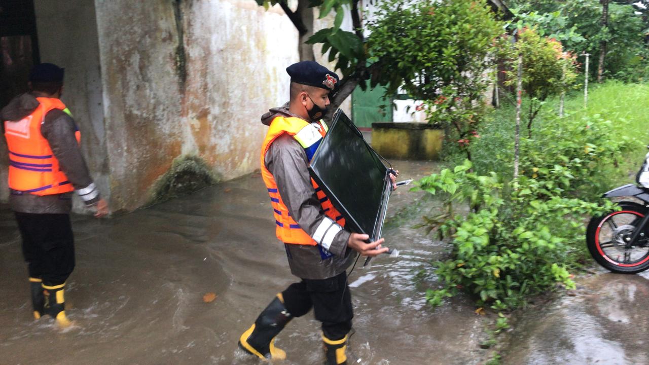 Tim Tanggap Bencana Satbrimob Polda Kepri Kembali Bantu Masyarakat Terdampak Banjir