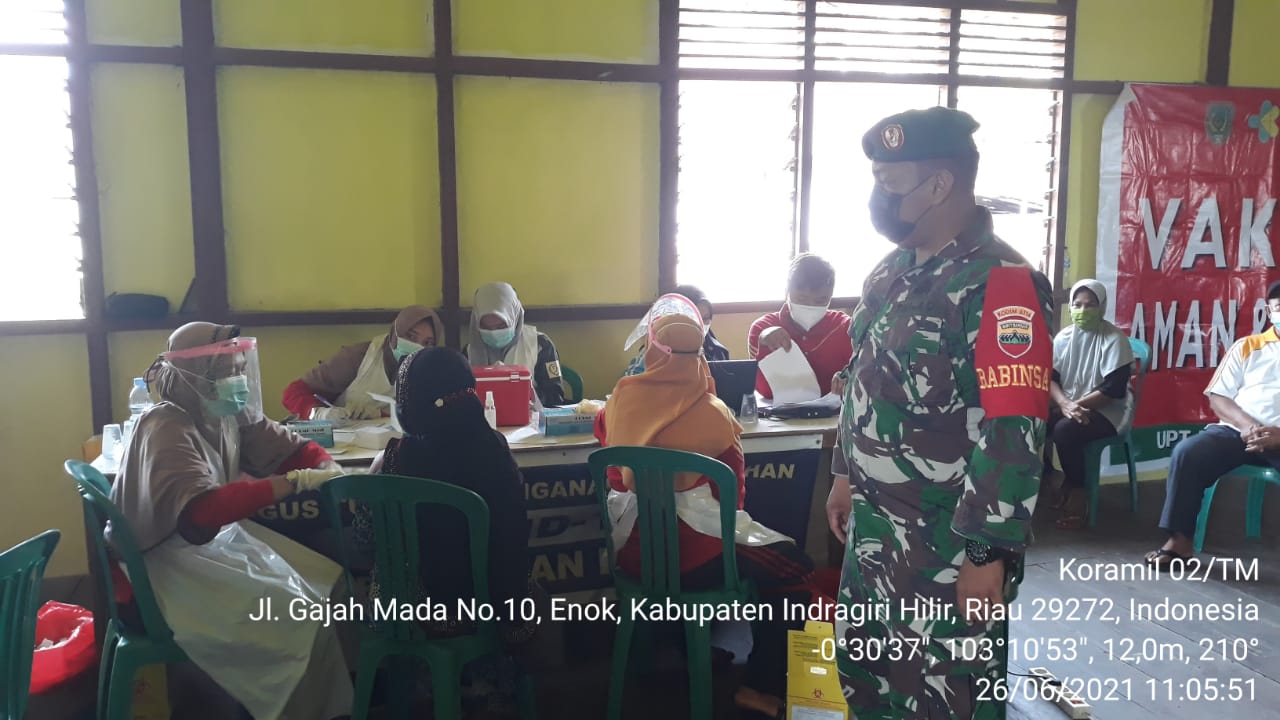 Babinsa 02/Tanah Merah Dampingi Penyuntikan Vaksin di Kecamatan Enok