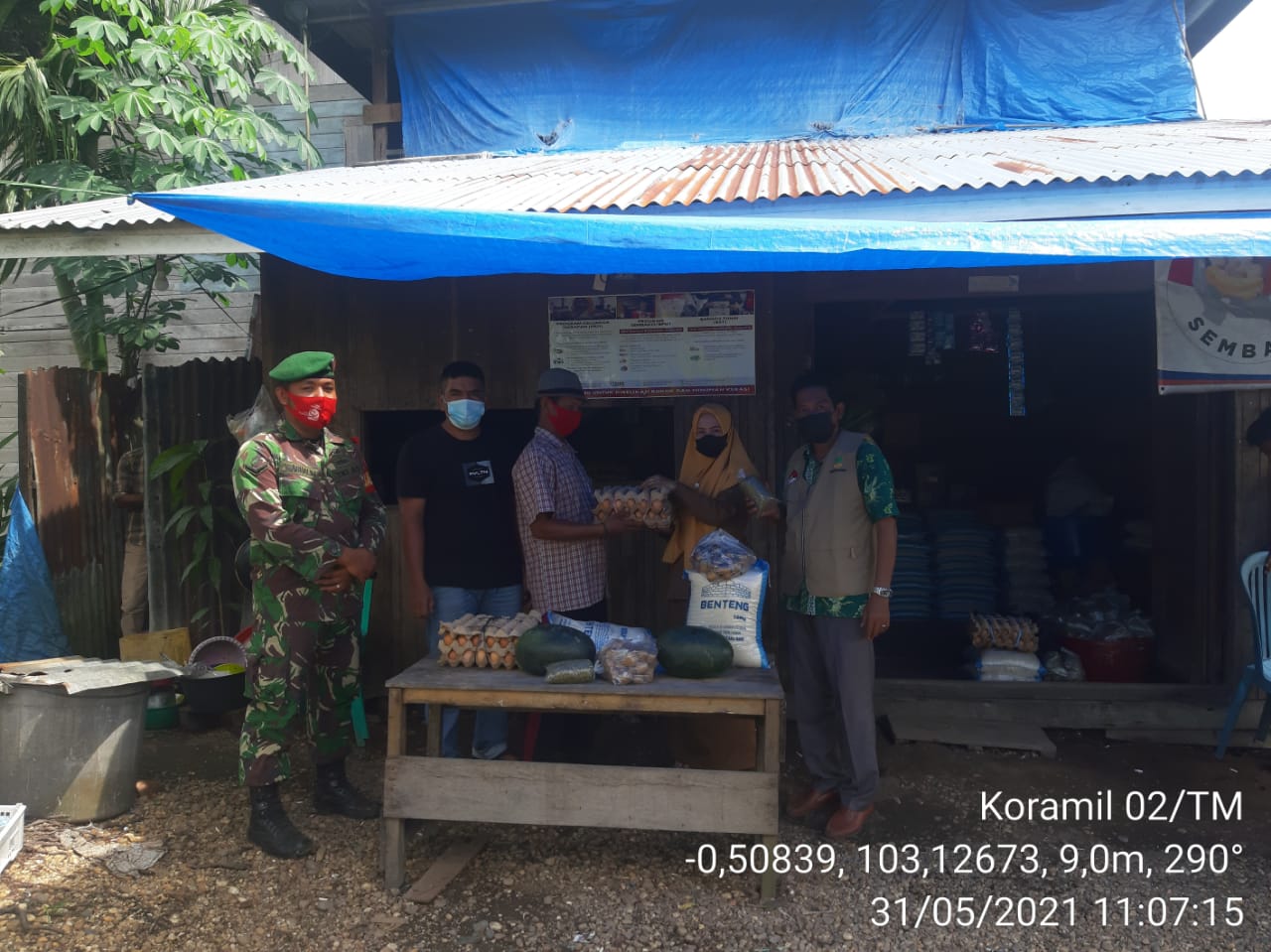 Babinsa Koramil 02/Tanah Merah Kawal Penyaluran BSP di Sungai Ambat