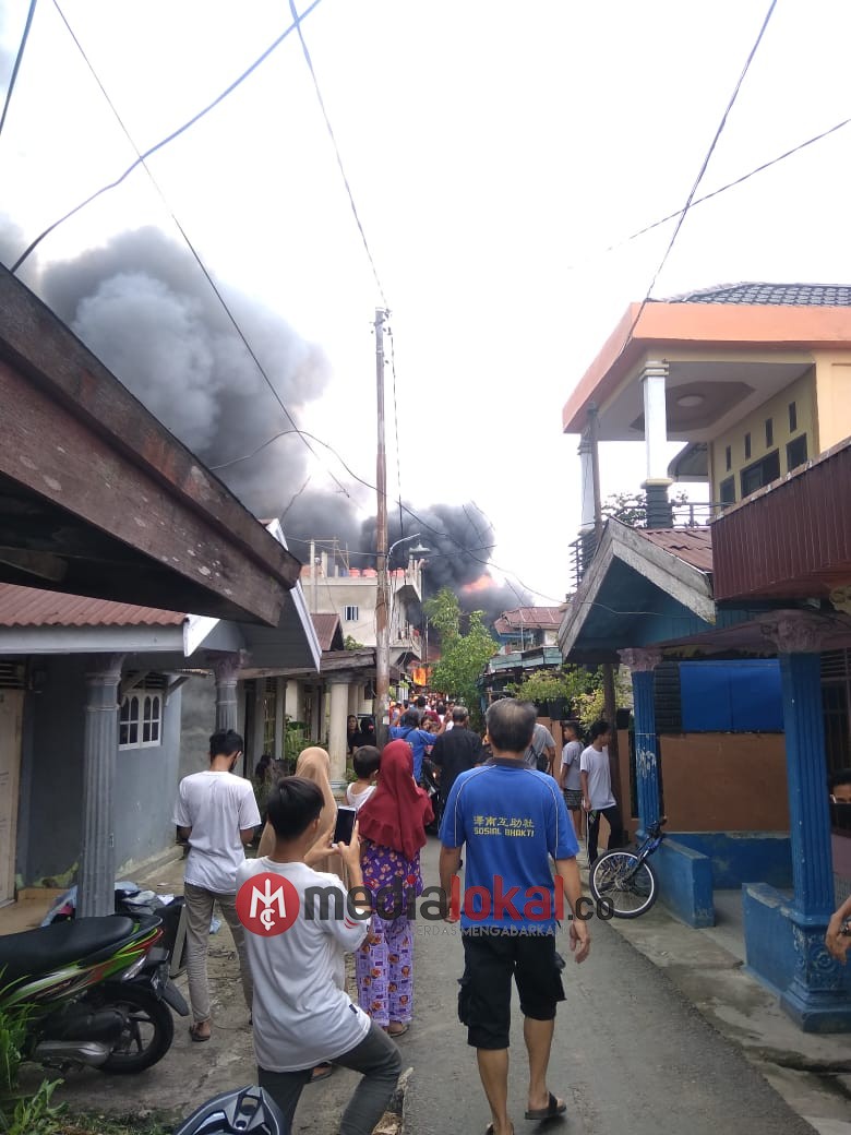Masih Berlangsung, Kobaran Api Luluhlantakkan Rumah Warga di Jalan M Boya Tembilahan