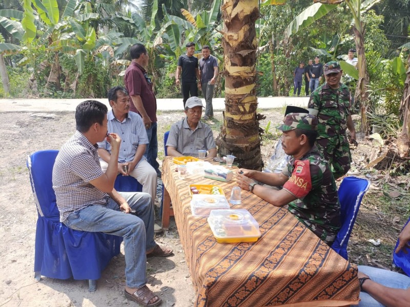 Bukti Kedekatan Babinsa di Tengah-Tengan Masyarakat, Babinsa Kopka RH Tambunan Hadiri Hajatan di Desa Binaan
