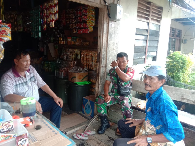 Menganyam Jaringan Kemanunggalan TNI-Rakyat, Sertu Pardamaean Laksanakan Komsos di Kelurahan Kempas Jaya