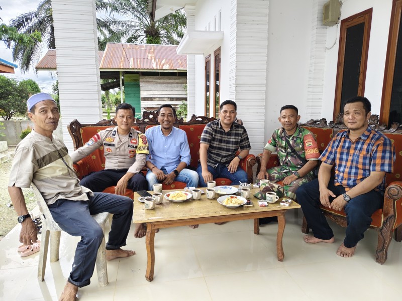 Momentum Idul Fitri, Babinsa Koramil 03/Tempuling Melaksanakan Halal Bihalal Kekediaman Kepala Desa