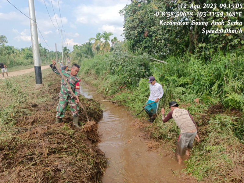 Babinsa Koramil 05/Gas Kopda Chandra Manto Bersama Warga Goro Bersihkan Sampah Liar dan Parit