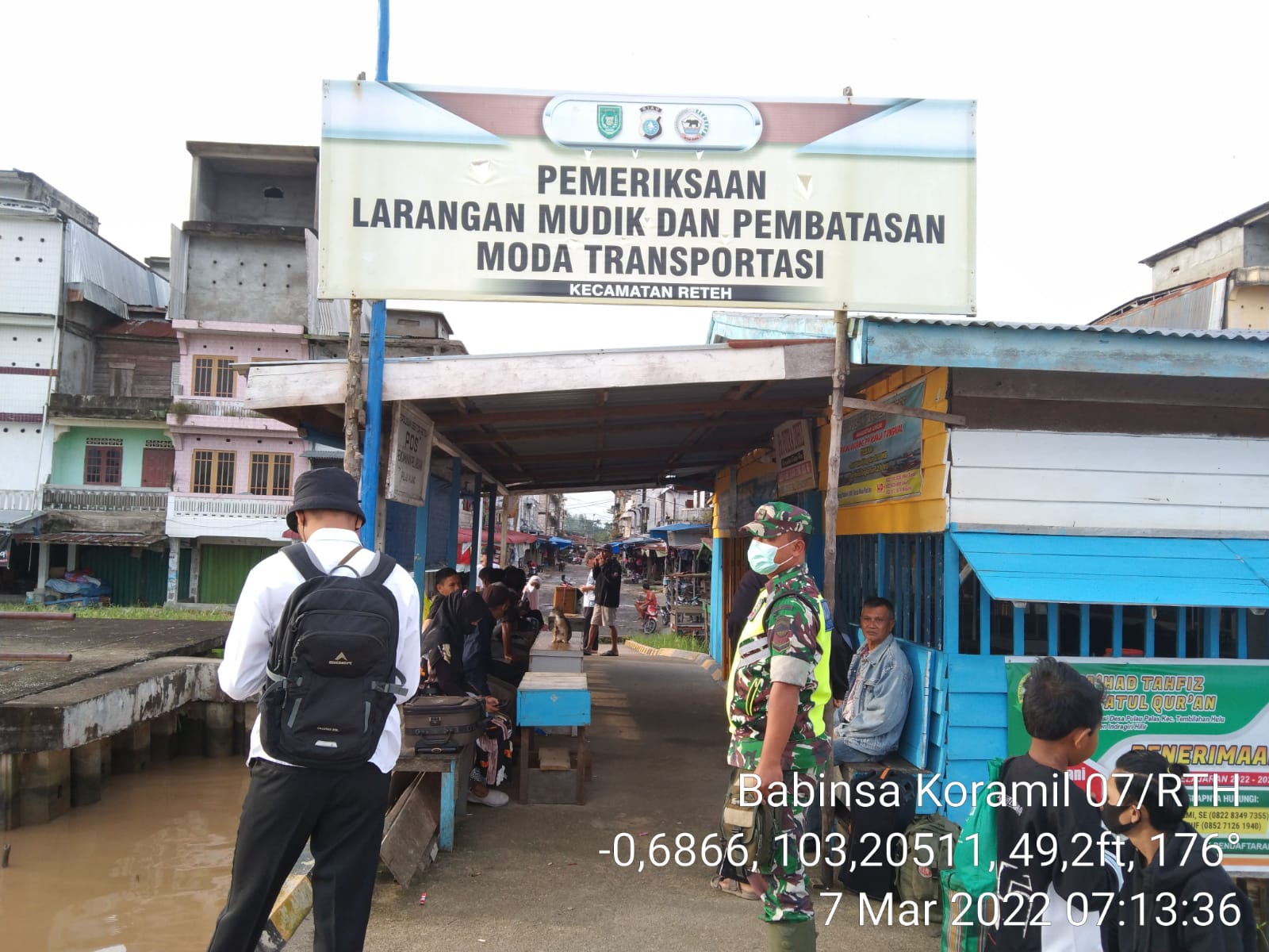 Dalam Menegakkan Prokes, Personel Babinsa Koramil 07/Reteh Lakukan Patroli