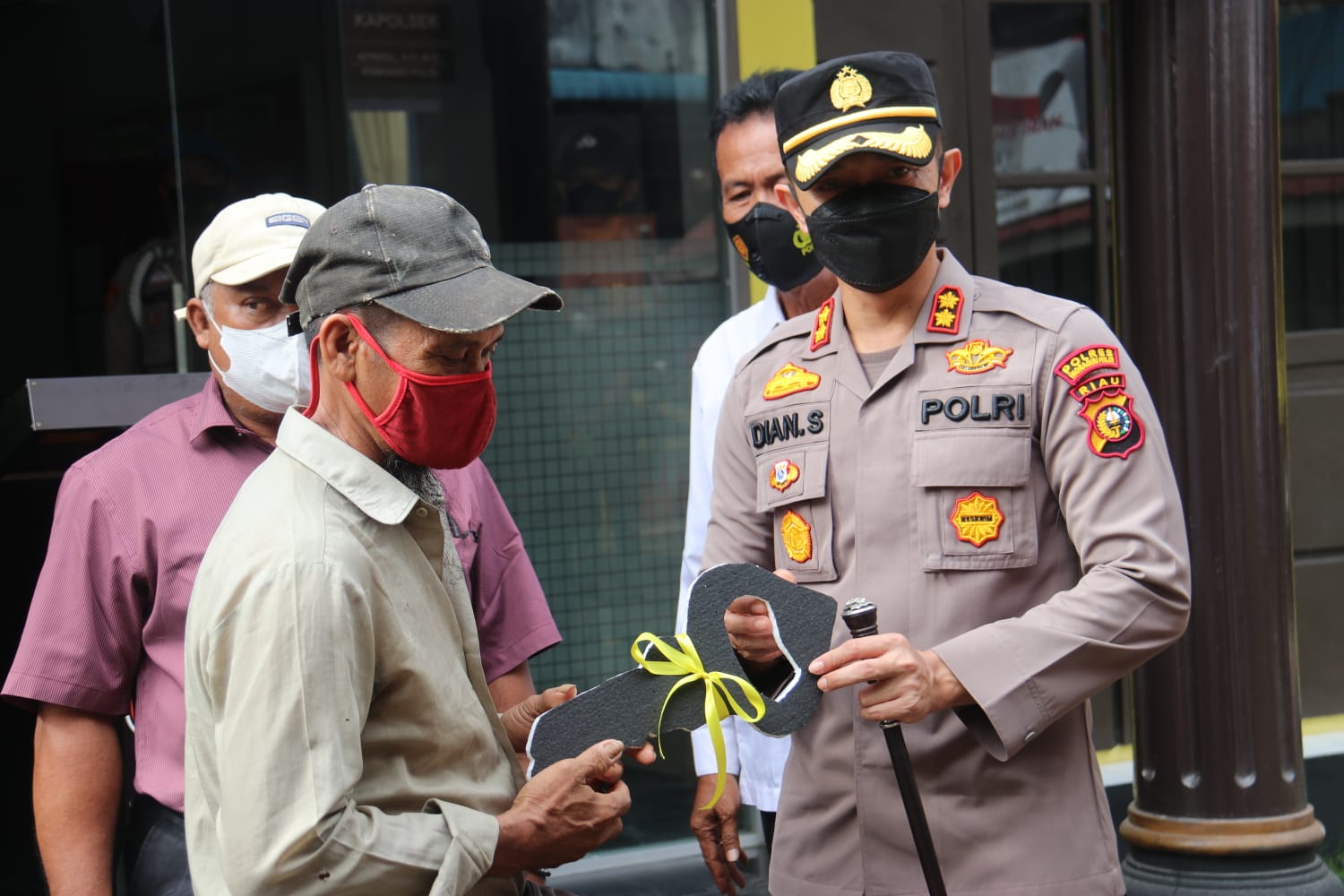 Kunker ke Kateman, Kapolres Inhil Berikan Bantuan Kepada Warga yang Kurang Mampu