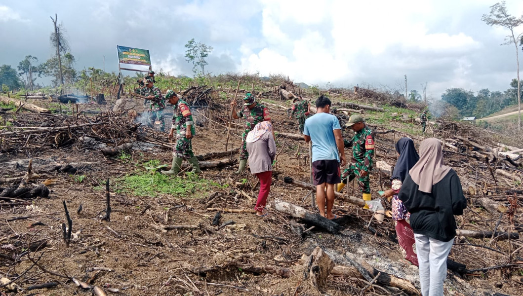 Danramil 09/Kemuning Bantu Masyarakat Untuk Penanaman Padi di Lahan Warga