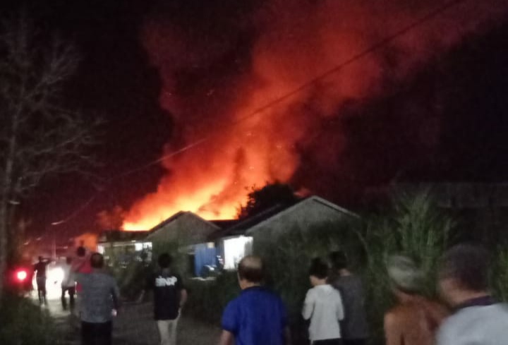 Perumahan Warga di Parit 16 Tembilahan Terbakar