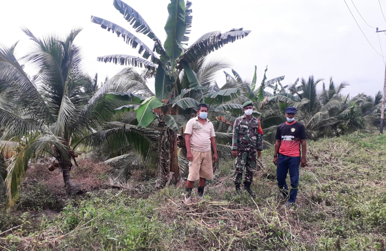 Babinsa 04/Kuindra Gencarkan Patroli dan Sosialisasi Karhutla Diwilayah Binaan