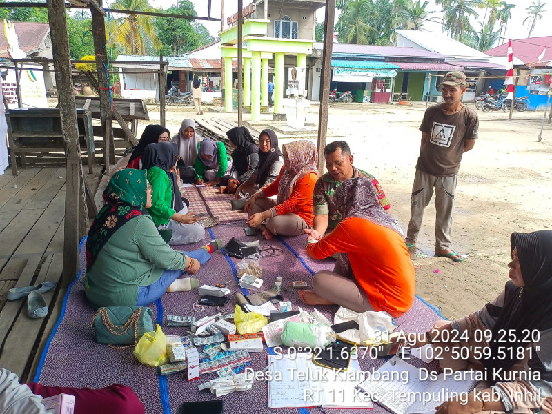 Babinsa Koramil 03/Tpl Komsos Bersama Nakes Puskesmas Sungai Salak di Desa Teluk Kiambang