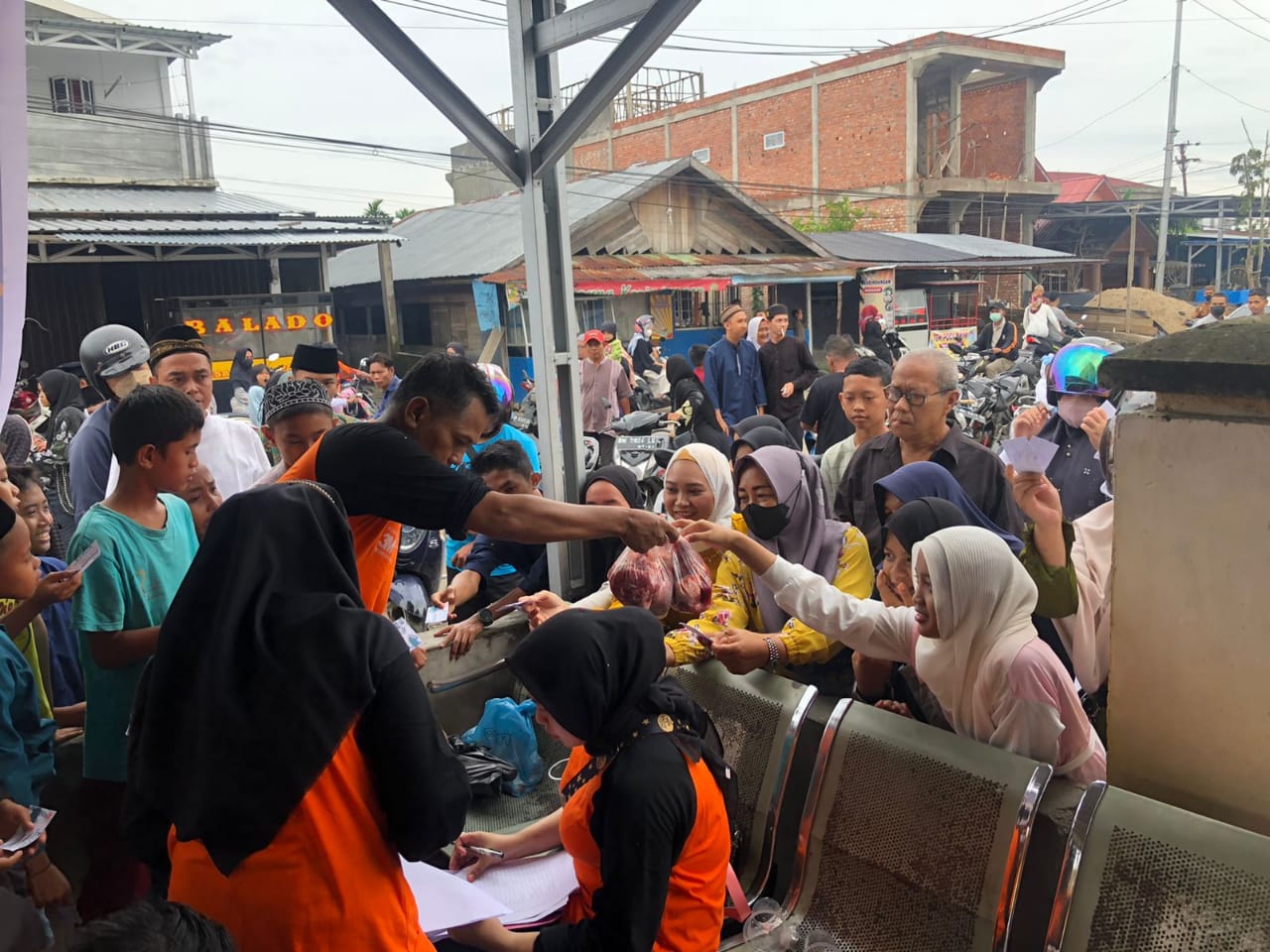 Sembelih 5 Ekor Hewan Qurban, RS 3M Plus Tembilahan Berbagi ke Warga Sekitar 