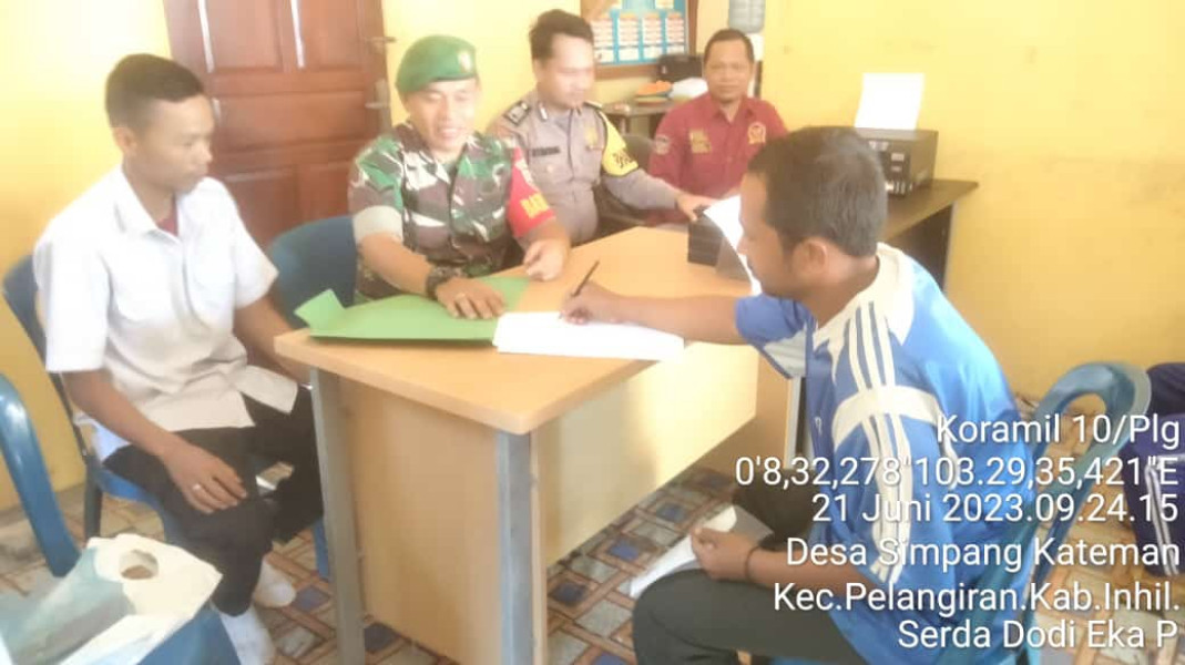 Dampingi Penyerahan Bantuan Langsung Tunai Oleh Babinsa Desa Simpang Kepada Masyarakat