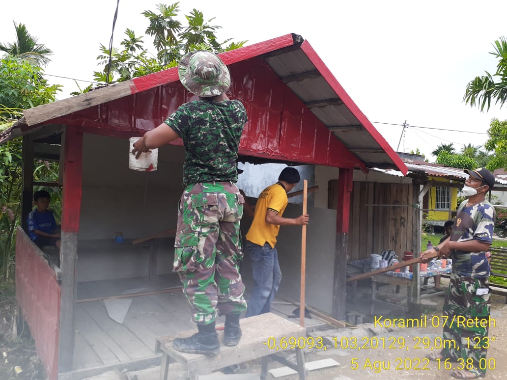 Kegiatan Goro Untuk Pembuatan dan Pembersihan Kampung Pancasila Oleh Danramil 07/Reteh