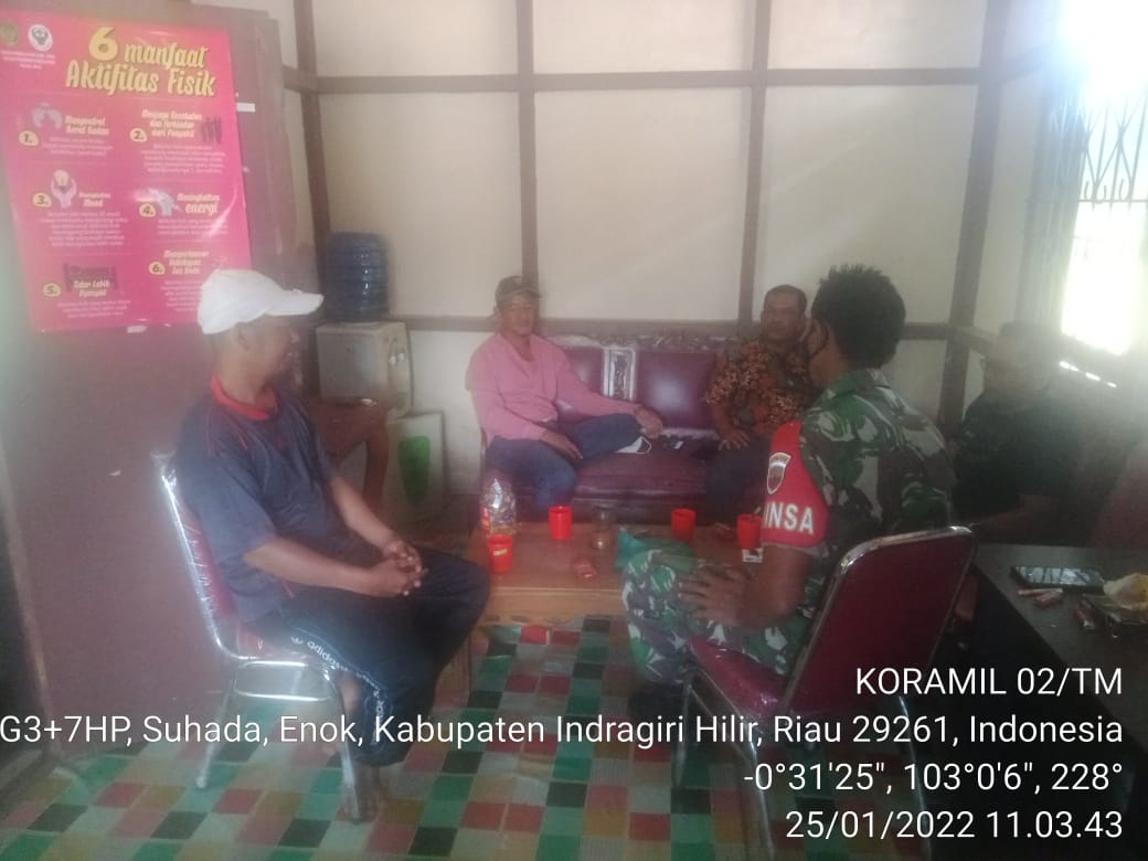 Babinsa Koramil 02/Tanah Merah Secara Rutin Melakukan Komsos di Enok