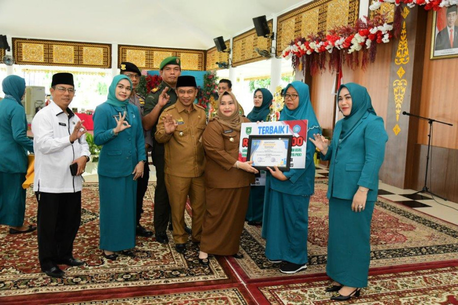 Bupati Kasmarni Serahkan Hadiah Pemenang Lomba HKG PKK Tingkat Kabupaten Bengkalis 2023