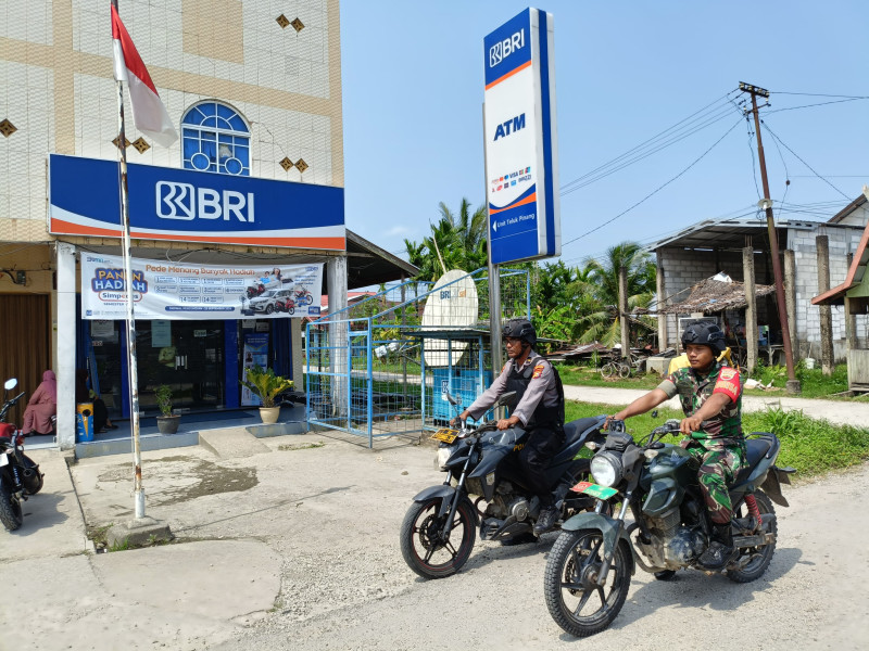 Babinsa Koramil 05/Gas Pratu Abd Hapiz Laksanakan Patroli Bersama Anggota Polsek Gas Guna Menjaga Situasi Menjelang Pengumuman Peserta Calon Bupati Inhil
