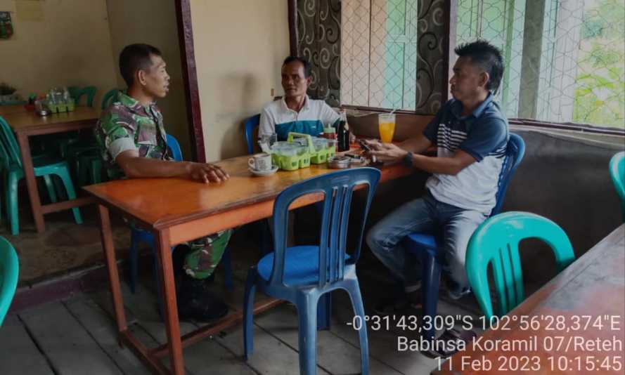 Sertu Yadi Yanto Saling Memberikan Informasi Kepada Warga Terkait Keamanan Desa