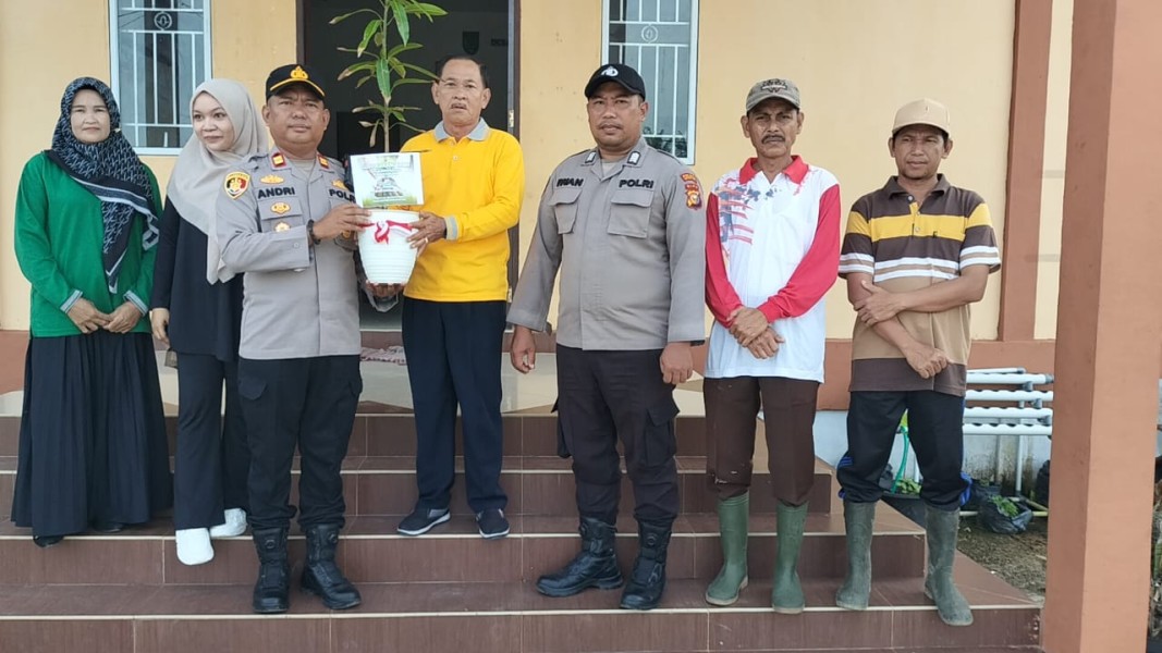 Pemberian Bibit Pohon Kepada Kepala Desa Lahang Baru