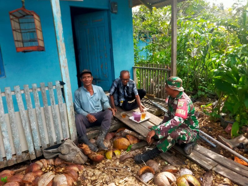 Jelang Idul Adha, Babinsa Koramil 03/Tpl Komsos Dengan Warga