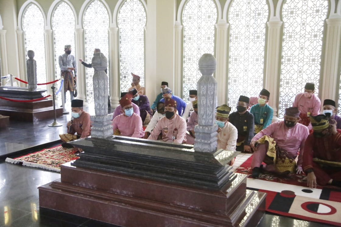 Ziarah Makam Sultan Syarif Kasim II, Pjs.Bupati: Mari Kita Contoh Suri Tauladan Perjuangan Beliau