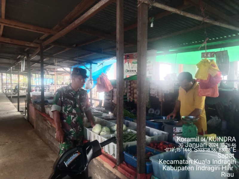 Babinsa Koramil 04/Kuindra Rutin Pantau Harga Sembako di Pasar