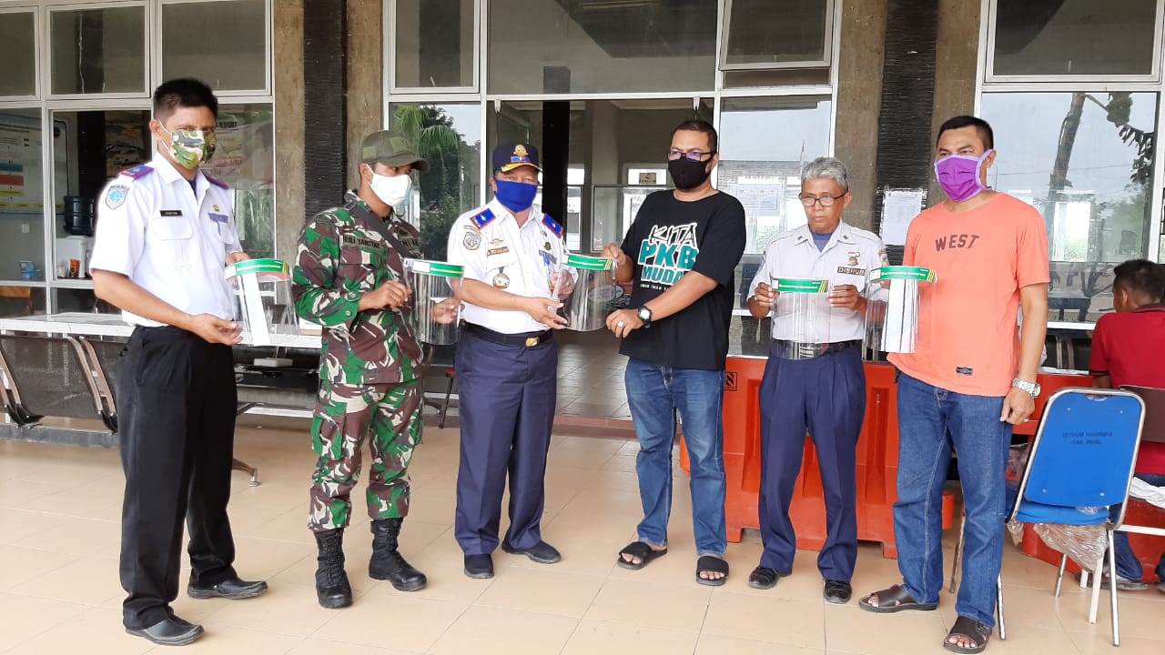 Ketua Fraksi PKB DPRD Inhil Serahkan Bantuan APD untuk Petugas Terminal Bandar Laksamana Indragiri