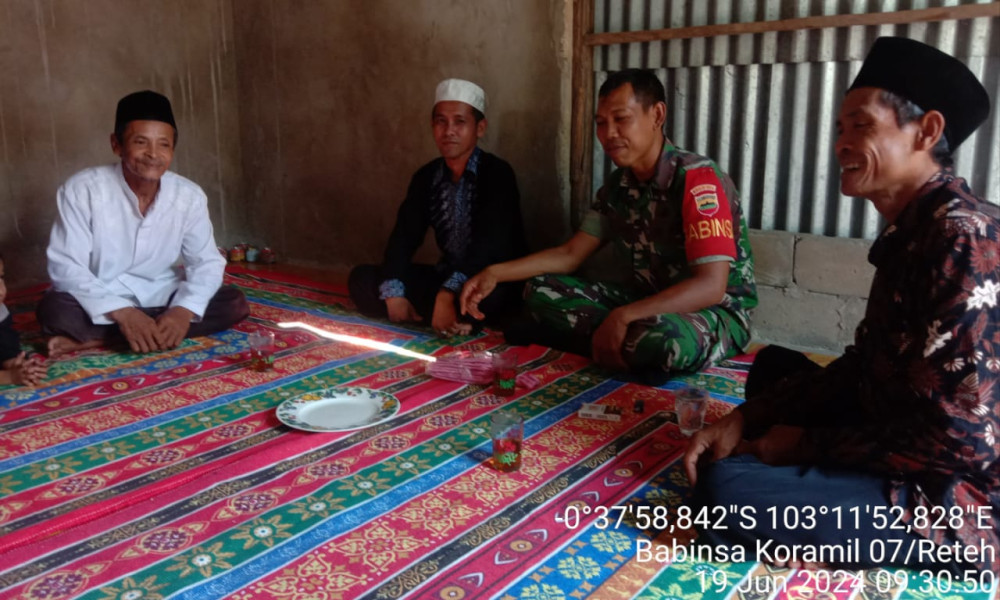 Babinsa Serka Yadi Yanto Saling Berbagi Informasi dan Jaga Kedekatan Dengan Masyarakat Setempat