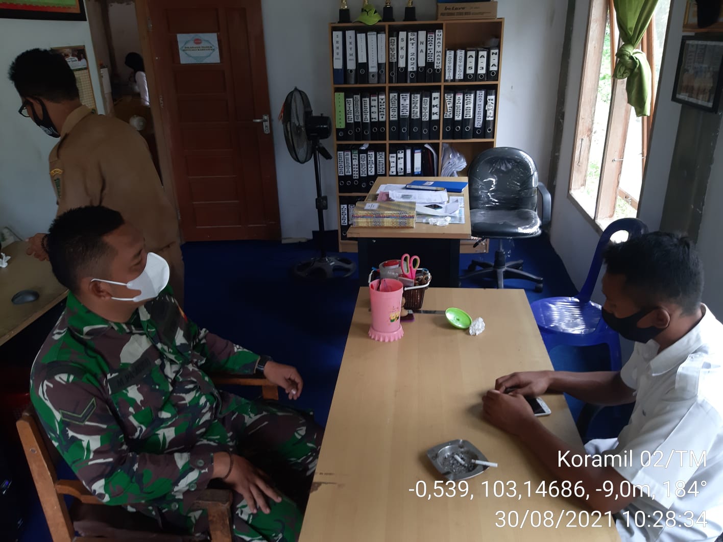 Tingkatkan Sinergitas, Babinsa 02/Tanah Merah Lakukan Komsos dengan Staf Kelurahan