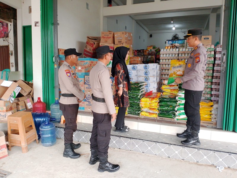 Kapolsek Kempas Bersama Personel Cek Stabilitas Harga Bahan Pokok Jelang Lebaran 2025