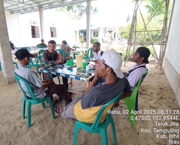 Manfaatkan Suasana Idul Fitri, Babinsa Koramil 03/Tpl Komsos Perkuat Silaturahmi