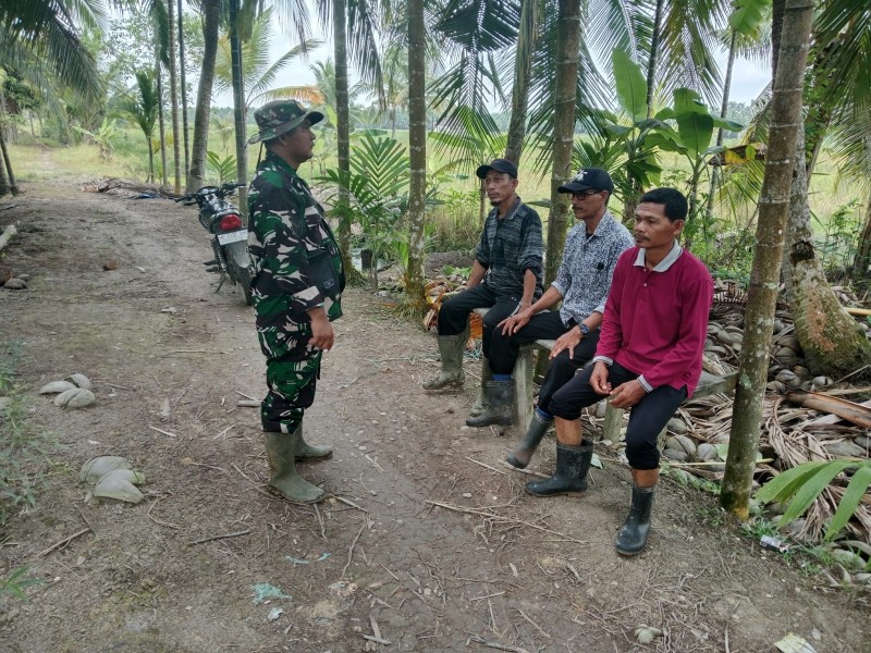 Dengan Pengawasan SDM, Babinsa Koramil 07/Reteh Himbau Masyarakat Untuk Jalin Silaturahmi dan Hubungan Baik Antar Sesama