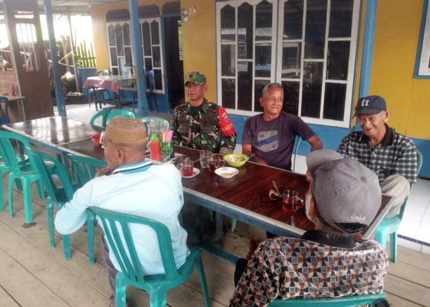 Babinsa Koramil 04/Kuindra Laksanakan Komsos untuk Meningkatkan Sinergitas dan Deteksi Dini