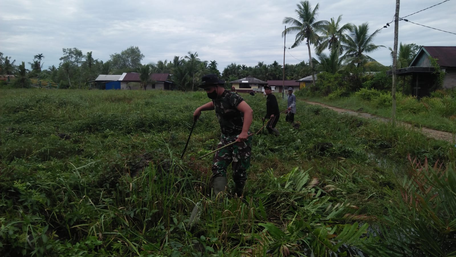 Serda Mas Yayat Laksanakan Gotong Royong Bersama Warga Binaan