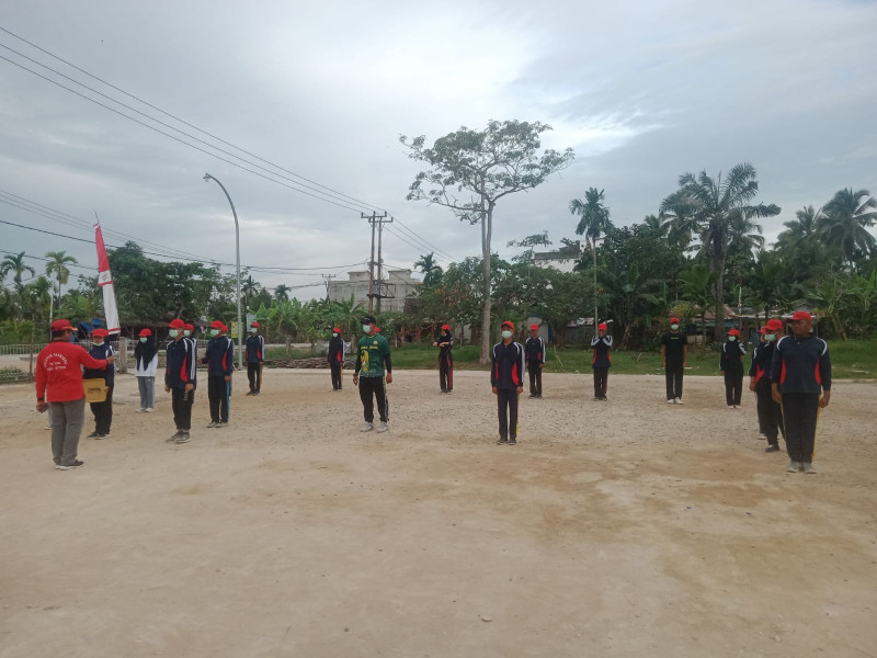 Jelang Hari Kemerdekaan, Babinsa Serda Johansah Dampingi Siswa-siswi Dalam Latihan Paskibra