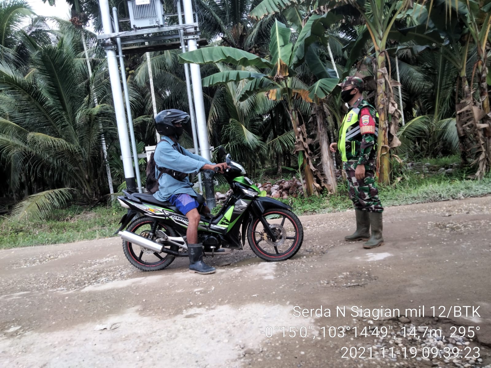 Babinsa Koramil 12/Batang Tuaka Senantiasa Himbau Masyarakat Taat Prokes