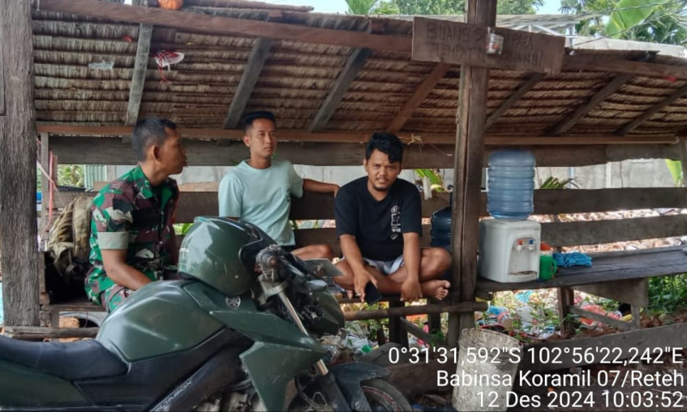Babinsa Koramil 07/Reteh Gelar Komsos, Perkuat Silaturahmi dengan Masyarakat