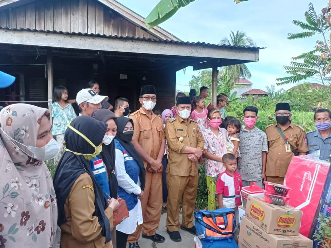 Plt Wali Kota Tanjungbalai Serahkan Bantuan Korban Kebakaran Plt Wali Kota Tanjungbalai Serahkan Bantuan Korban Kebakaran