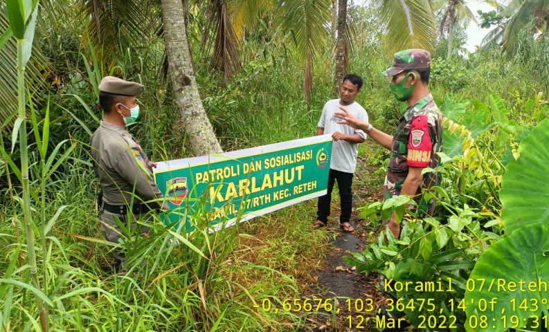 Babinsa Koramil 07/Reteh Lakukan Patroli Karhutla di Parit 1 Kelurahan Pulau Kijang